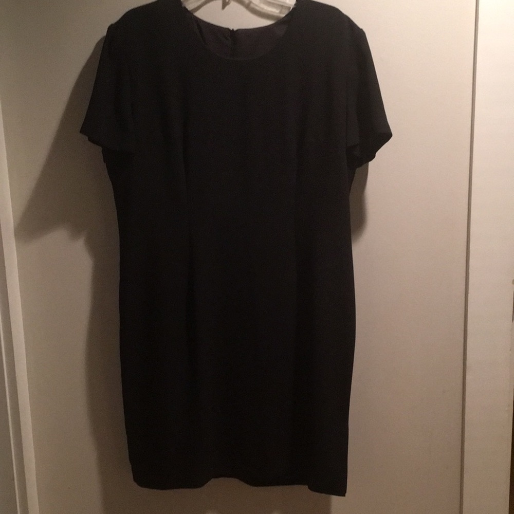 Classic LBD. Scarf not included!